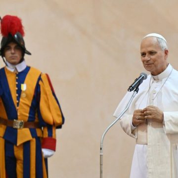 La Rencontre entre le Pape Léon XIV et Bernard Arnault à Castel Gandolfo