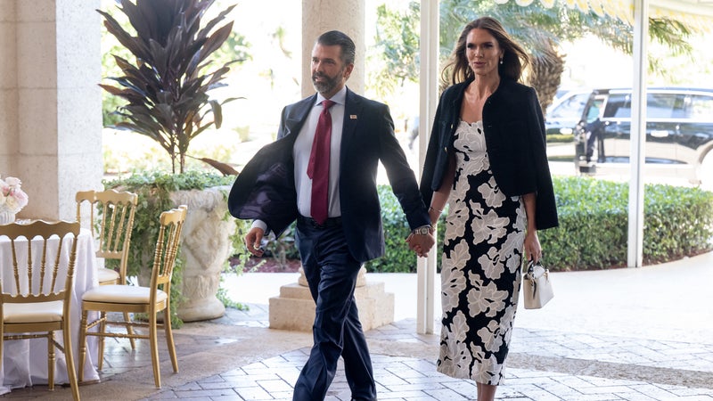 0471a03b-d9a7-4d72-a670-6c8076fdc09d Un sénateur républicain demande une enquête sur le mariage du fils de Donald Trump