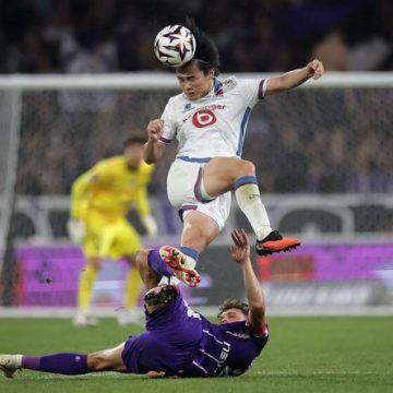 Lille prend provisoirement la tête de la Ligue 1 grâce à Ayase Ueda