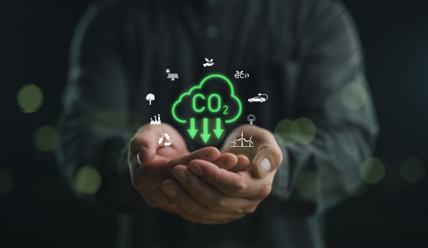 Businessman hands showing with carbon reduction for decrease CO2, carbon footprint and carbon credit to limit global warming from climate change, Bio Circular Green Economy concept. Analyse du Rapport de l’ONU sur le Réchauffement Climatique