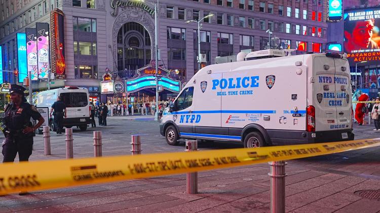 0c1facf1-e33d-428b-89dc-a04bf05dfbfd Attaque au couteau à Times Square : deux victimes et l’assaillante abattue
