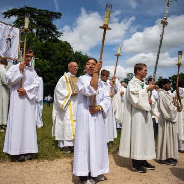 Le rôle des servants d&rsquo;autel lors de la visite du pape Léon XIV en France