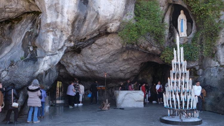 127d25ba-b438-410f-a6ec-9c507fca98ba Le Pape Léon XIV en visite à Lourdes, un lieu de symbolisme et de spiritualité