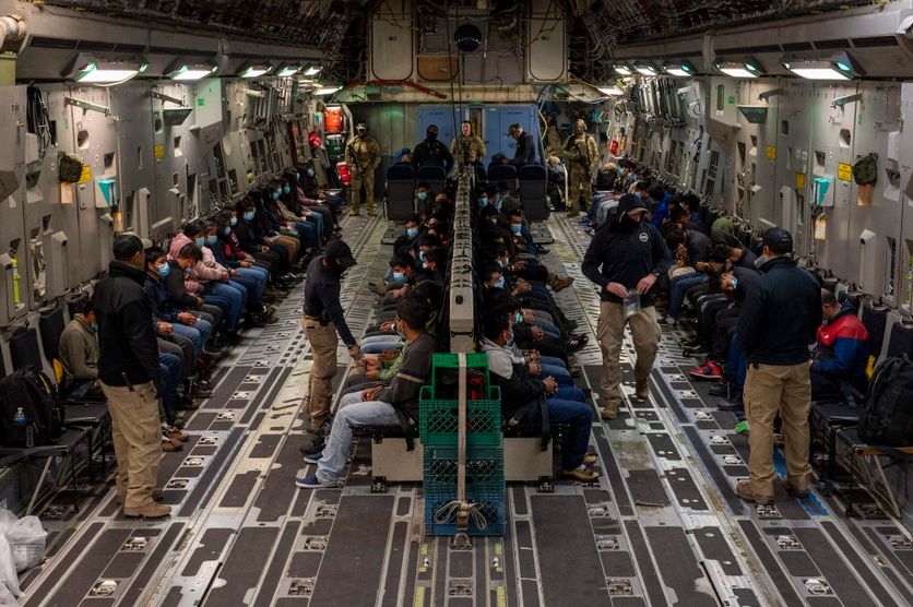 Military Deportation Flights for Illegal Immigrants Série 6 Témoignage : Expulsions et Violences