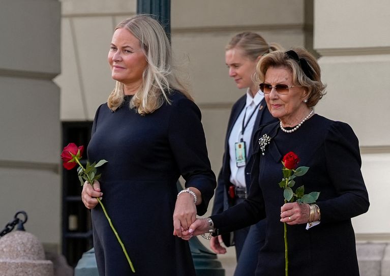 King Harald V is dead. Absence remarquée de la reine Mette-Marit lors de l’investiture de Haakon VIII