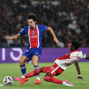 PSG perd à domicile face à Monaco, tandis que l&rsquo;OL gagne contre Auxerre
