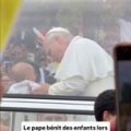 Le Pape Léon XIV bénit des enfants sur les Champs-Élysées