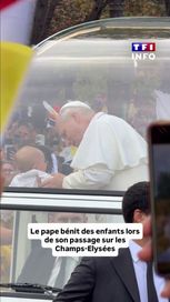 487f67a0-45bd-4de9-a725-63224448b124 Le Pape Léon XIV bénit des enfants sur les Champs-Élysées