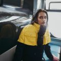 Le retour de la cape dans la mode contemporaine