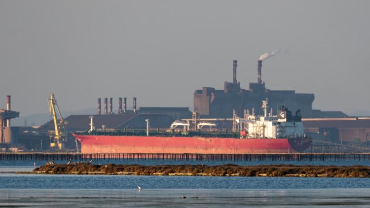 5319fcee-34c0-4c1f-9dbf-ebb35e93f5f2 Les Pêcheurs en Colère : Blocage du Dépôt Pétrolier à Fos-sur-Mer