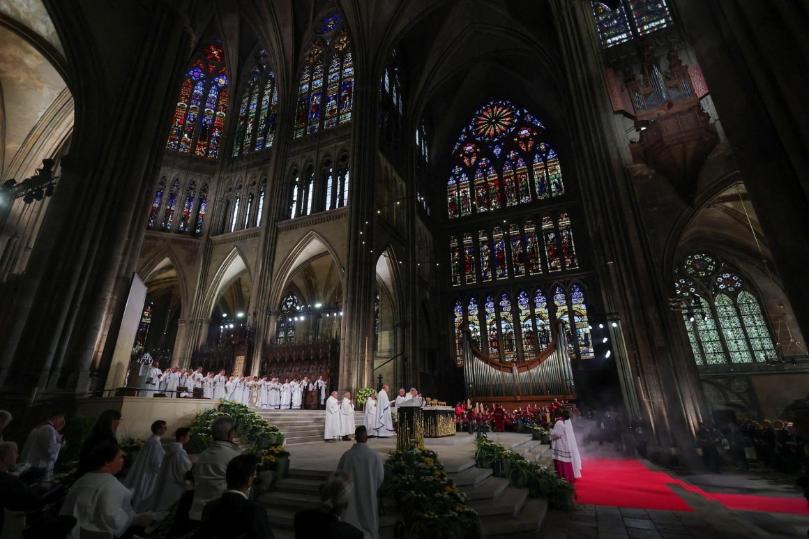Le pape Léon XIV achève sa visite en France