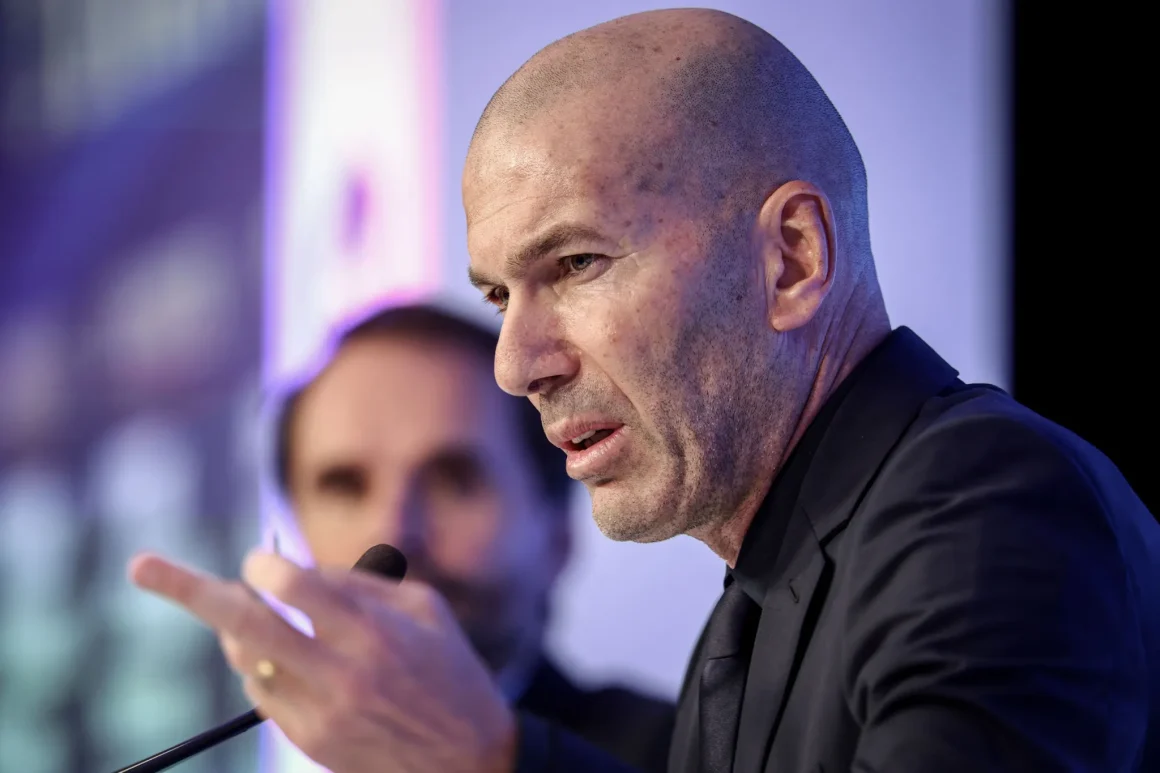 71b80ad9-8286-4a93-8480-fca289eb7c25 Retour de Zinedine Zidane à Clairefontaine