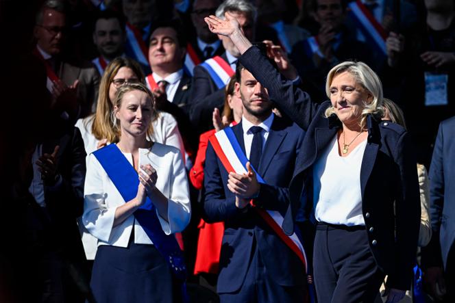 7814c2e4-1f85-4949-a535-78d005485f43 Marine Le Pen et sa campagne présidentielle entourée de fidèles