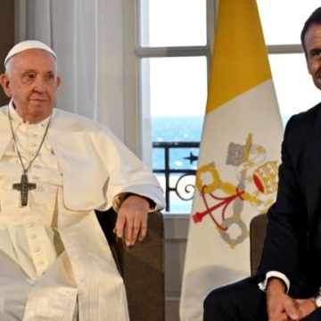 7d0f1a8d-5aad-4a1e-9d70-a316e68bcaa4 Les relations entre Emmanuel Macron et les papes François et Léon XIV