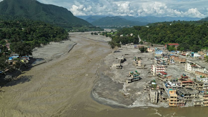 Devastation in Nuwakot: Floods and Landslides Leave Devighat Badly Damaged La crue dans l’Himalaya cause plus de 1 000 morts au Népal et en Chine