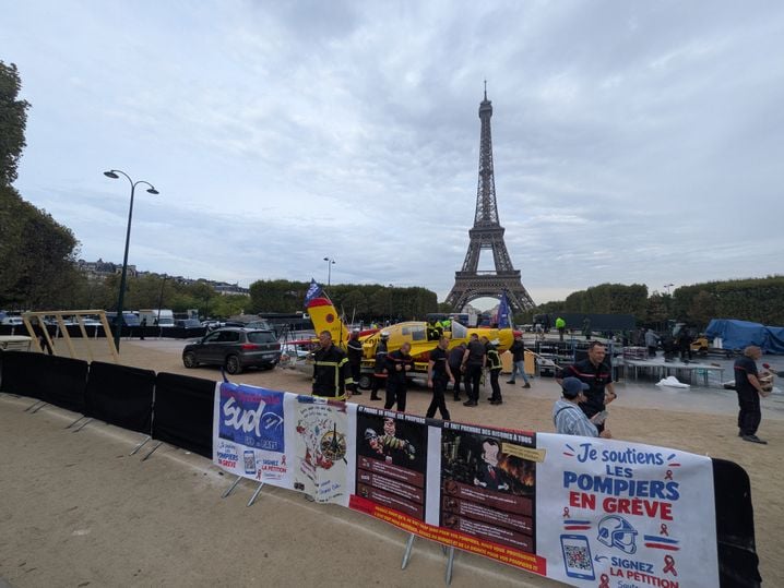 934c9e50-5d60-462b-bd74-a65640a927c2 Les Pompiers en Grève sur le Champ-de-Mars