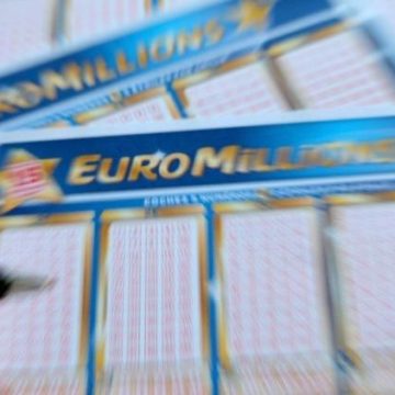 Un homme gagne à EuroMillions et partage son gain