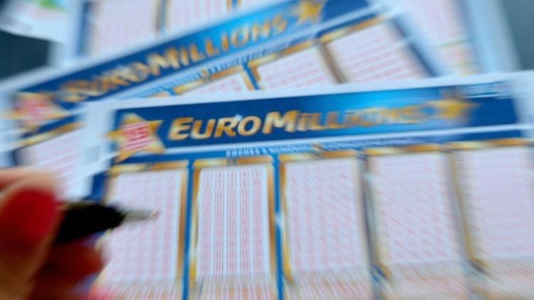 978f8b26-a1fc-4f2e-bda1-e306e5b4cea5 Un homme gagne à EuroMillions et partage son gain