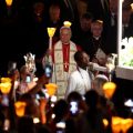 Le pape Léon XIV à Lourdes : une procession historique aux flambeaux
