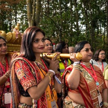 célébrations culturelles indiennes pour l'ouverture du premier temple hindou -mandir- en France Fermeture de la Tour Eiffel suite à la visite d’une délégation hindouiste