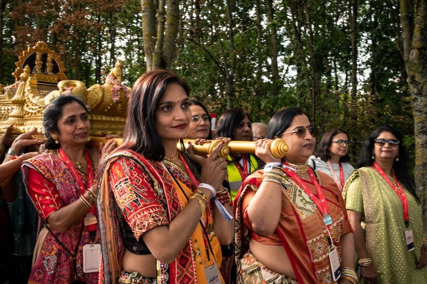 célébrations culturelles indiennes pour l'ouverture du premier temple hindou -mandir- en France Fermeture de la Tour Eiffel suite à la visite d’une délégation hindouiste