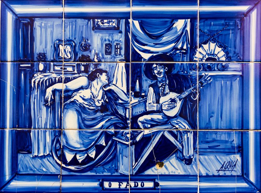 Picturesque Azulejo in Alfama district, Lisbon, Portugal Les quatrains de Fernando Pessoa : Découverte et analyse