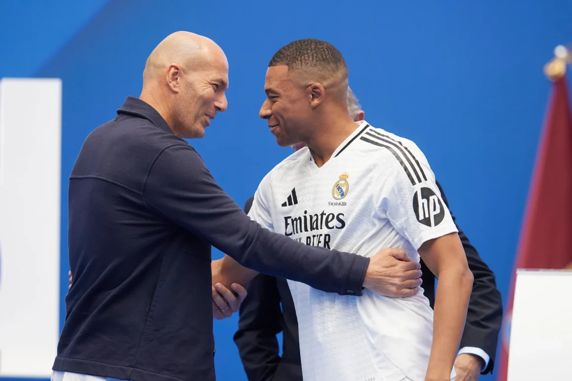 c2e8675b-3db1-4010-ae94-cba9b99c4088 Zinedine Zidane et sa première sélection avec l’équipe de France