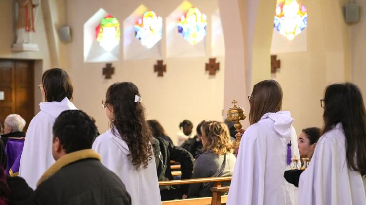 cfa466e9-f338-4f9a-bad4-c9d0887ab993 Sanctions contre un dirigeant scolaire catholique suite à une relation avec une élève