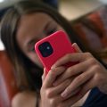 La France propose une nouvelle interdiction des réseaux sociaux aux moins de 15 ans