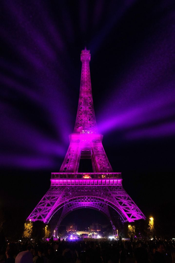 dc96b194-28a6-48a6-bf9d-216d97eff923 La Tour Eiffel se teinte de rose pour Octobre rose