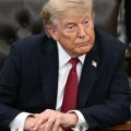 Donald Trump critique les actions de Zelensky sur les raffineries en Russie