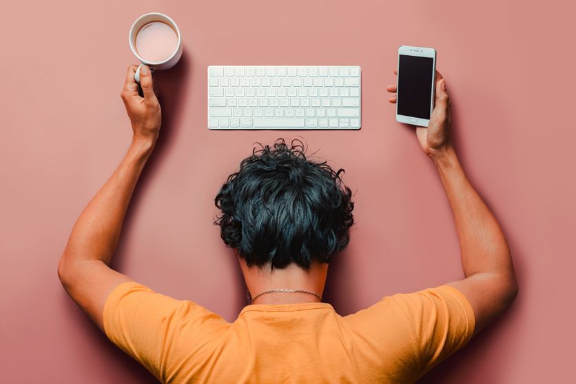 Flat lay man with burn out sleeps on table with keyboard,smartphone and coffee. Le Coût du Stress au Travail en UE et les Mesures du Parlement Européen