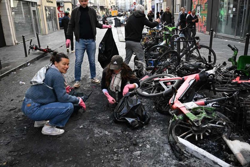 Aftermath of the urban riots that took place on the streets of Paris on October 17, 2026. Solidarité après les émeutes : Mobilisation des citoyens pour aider les commerçants