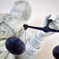 Un homme condamné pour un meurtre motivé par des croyances complotistes