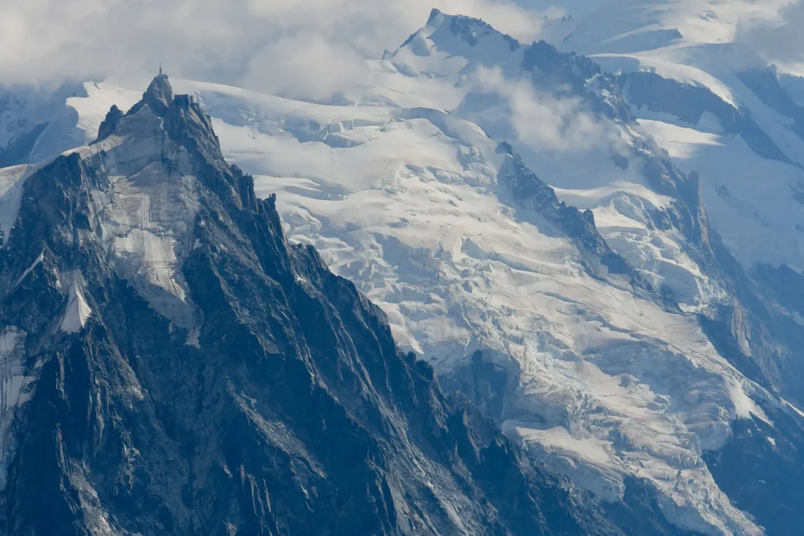 26d275cc-40e5-455a-824c-d97e19fc4349 Les glaciers suisses en danger: une fonte alarmante