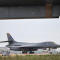 Incidents autour de la base militaire de Fairford : six hommes sous contrôle judiciaire
