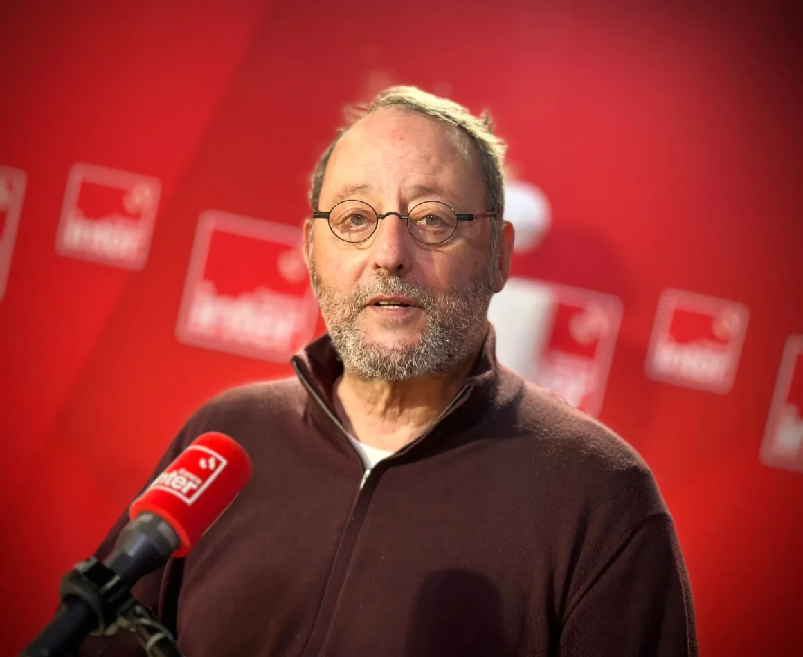 Jean Reno partage son histoire sur scène dans « Le Chameau »