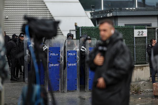 3f6eb4b4-f700-4e96-9f4a-df20cdab83dc Contrôle policier sur Halk TV en Turquie