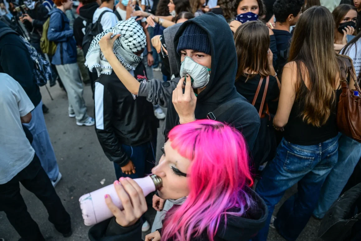 48309609-fb13-4d9c-be58-cb83b5049f62 Le soutien des étudiants renforce le mouvement lycéen