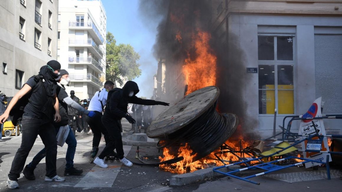 La suspension de l&rsquo;excuse de minorité pour les mineurs violents : un débat divisé