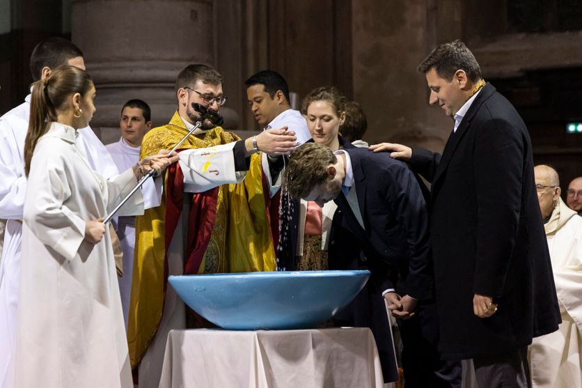Baptemes lors de la Veillee Pascale Augmentation des demandes de baptême après la visite du Pape Léon XIV en France