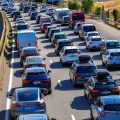 Réintroduction de l&rsquo;automobile en ville: tendances et débats