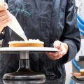 Jeunes professionnels se reconvertissent dans des secteurs manuels face à l&rsquo;IA