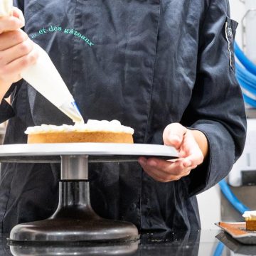 Jeunes professionnels se reconvertissent dans des secteurs manuels face à l&rsquo;IA