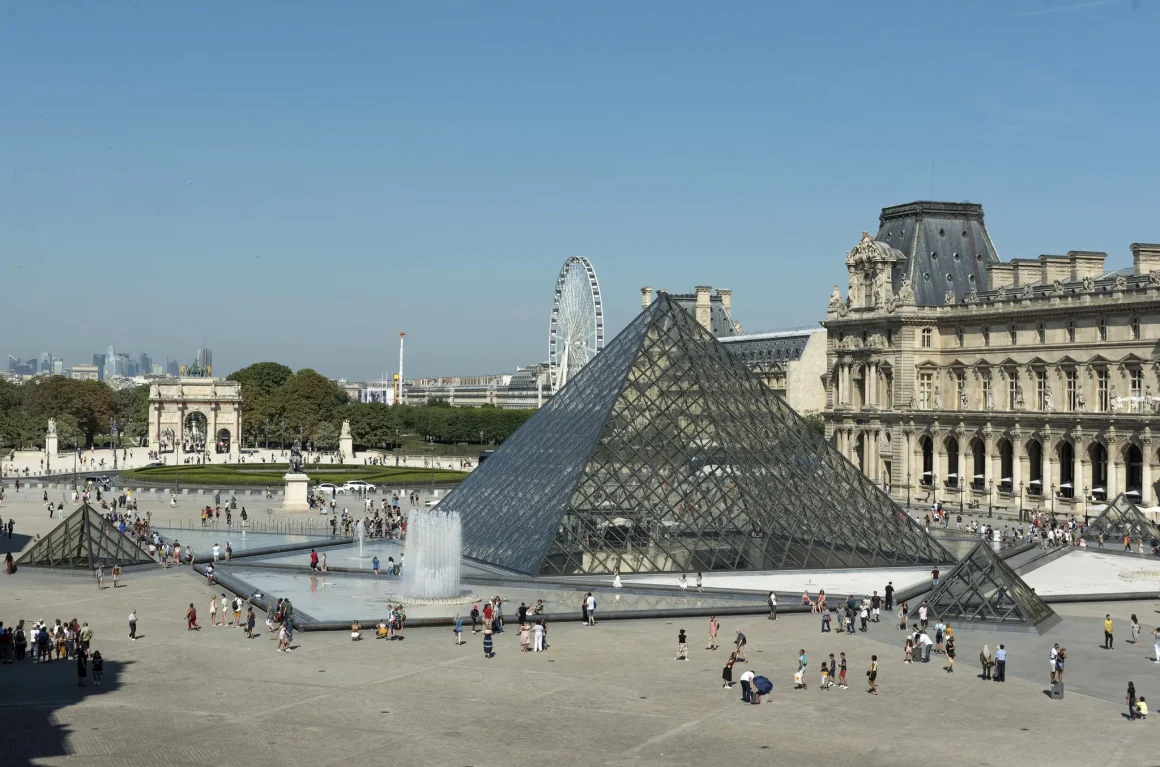7fab2721-2774-4f19-b539-b57b9cc199dc Le Louvre face à des défis de sécurité persistants