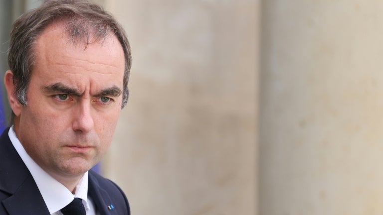 95083c21-9052-4201-a4aa-3a4a09e32a74 Soutien du Premier ministre aux forces de l’ordre face à la violence urbaine