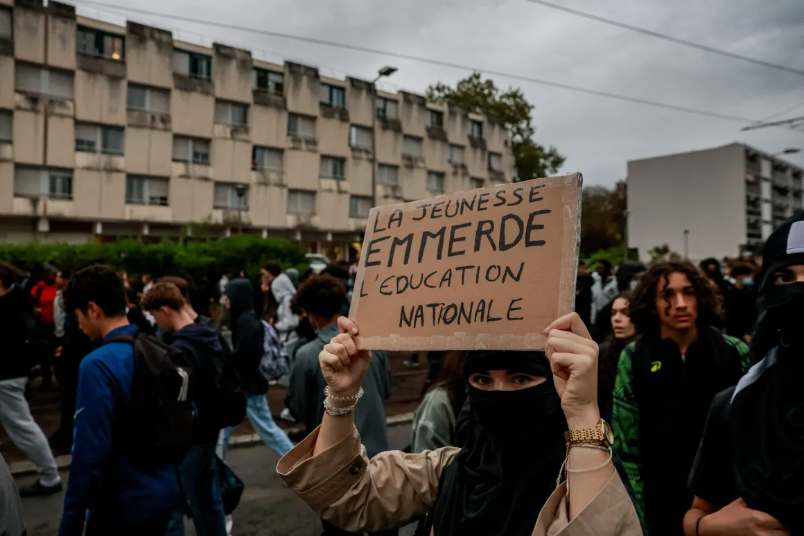 9ea0ca97-7b75-4a69-9160-58d2f3e755d1 Les blocages de lycées : entre tensions et solidarité