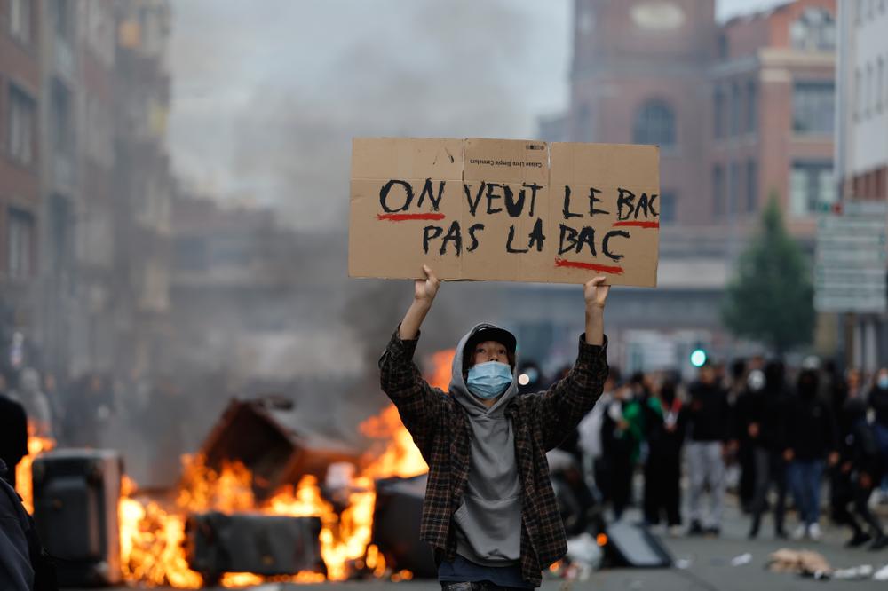 b533174a-9f4d-4d89-80d0-51445ad08c6d Manifestations et tensions dans les lycées français