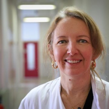 Vaincre la douleur chroniques, les nouvelles thérapies / reportage au service de la douleur au CHU de Bordeaux Marie Floccia : Améliorer les Soins pour les Personnes Âgées