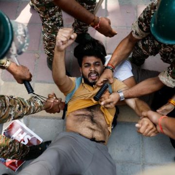 Les Autorités Indiennes Entravent une Manifestation Historique de la Génération Z à New Delhi
